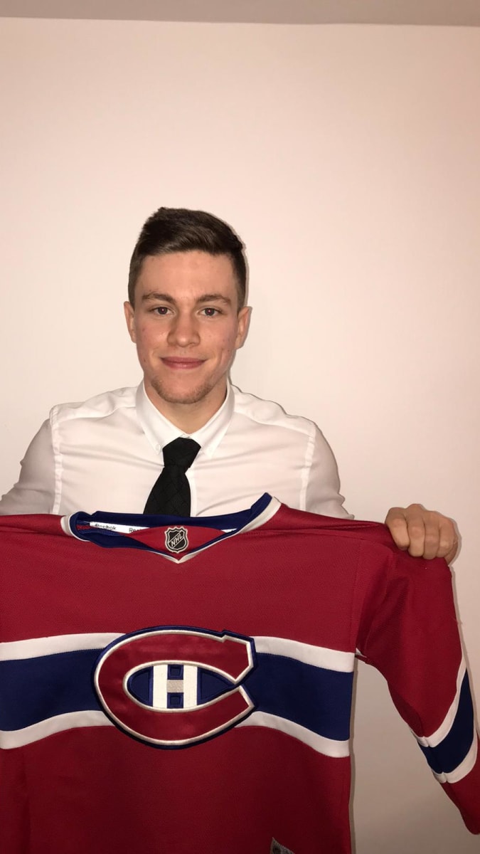 Jan Myšák pózuje s dresem klubu Montrealu Canadiens, který ho draftoval ve druhém kole. 