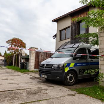 Policejní auto u domu v Dolní Lutyni, kde se střílelo.
