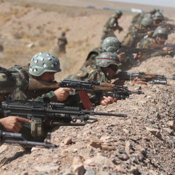 Američtí vojáci v Afghánistánu pomáhají s výcvikem tamních vojsk v boji proti radikálům.