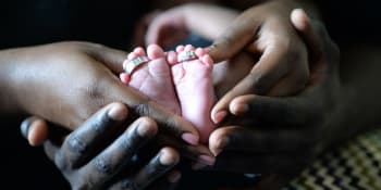 Každých šestnáct vteřin se narodí mrtvé dítě. Častěji matkám v chudších zemích