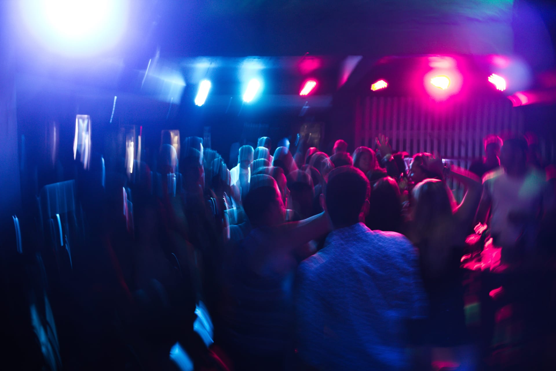 Vláda otevřela kluby, tanec v nich však zakázala. Lidé přesto do podniků chodí a tančí načerno. (ilustrační snímek)