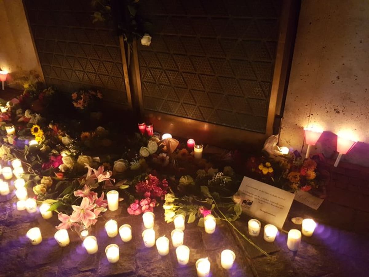 Lidé po roce opět přinášeli svíčky a květiny, aby uctili památku dvou obětí útoku.