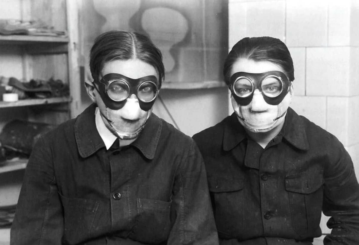 Jindřich Štyrský a Toyen v maskách při práci s „Deka“ barvami (1929)