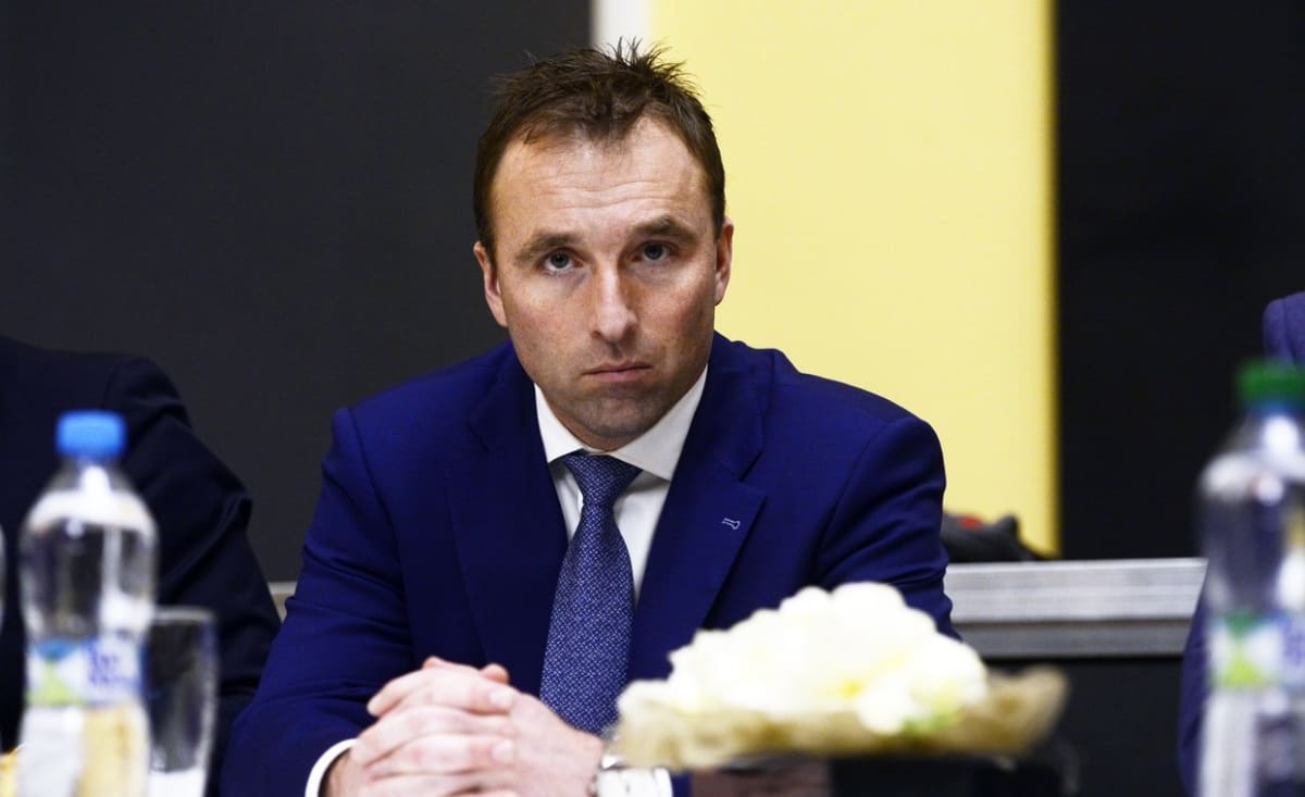 Milan Hnilička, šéf Národní sportovní agentury, se neúspěšně snažil přesvědčit ministra zdravotnictví Romana Prymulu, aby profesionální sport nezastavoval.