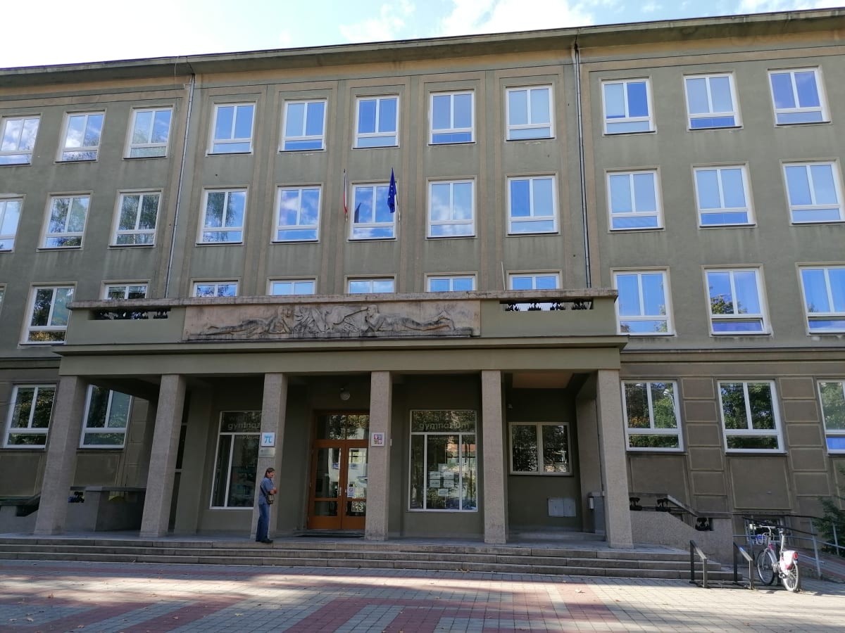 Ve Wichterlově gymnáziu v Ostravě-Porubě sedí čtyři okrskové komise.