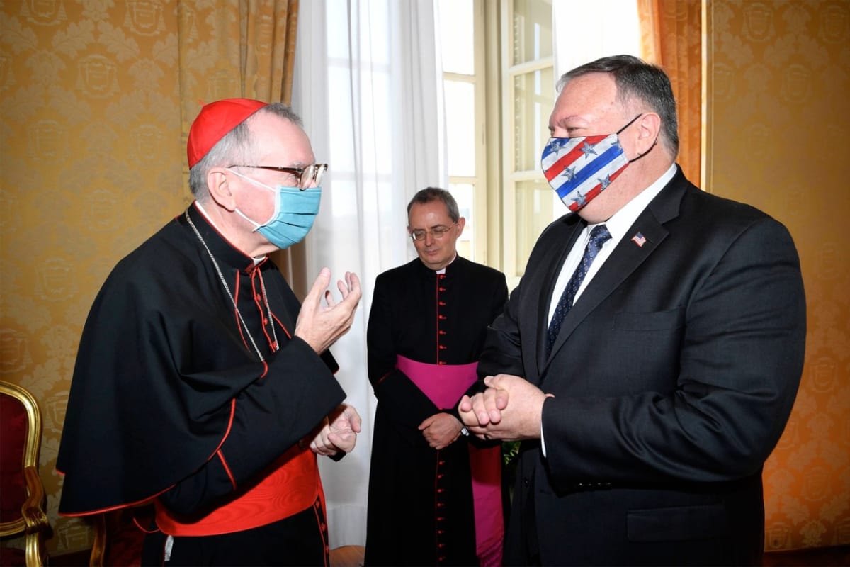 Ministr zahraničí USA Mike Pompeo a kardinál Pietro Parolin při setkání 1. října. 