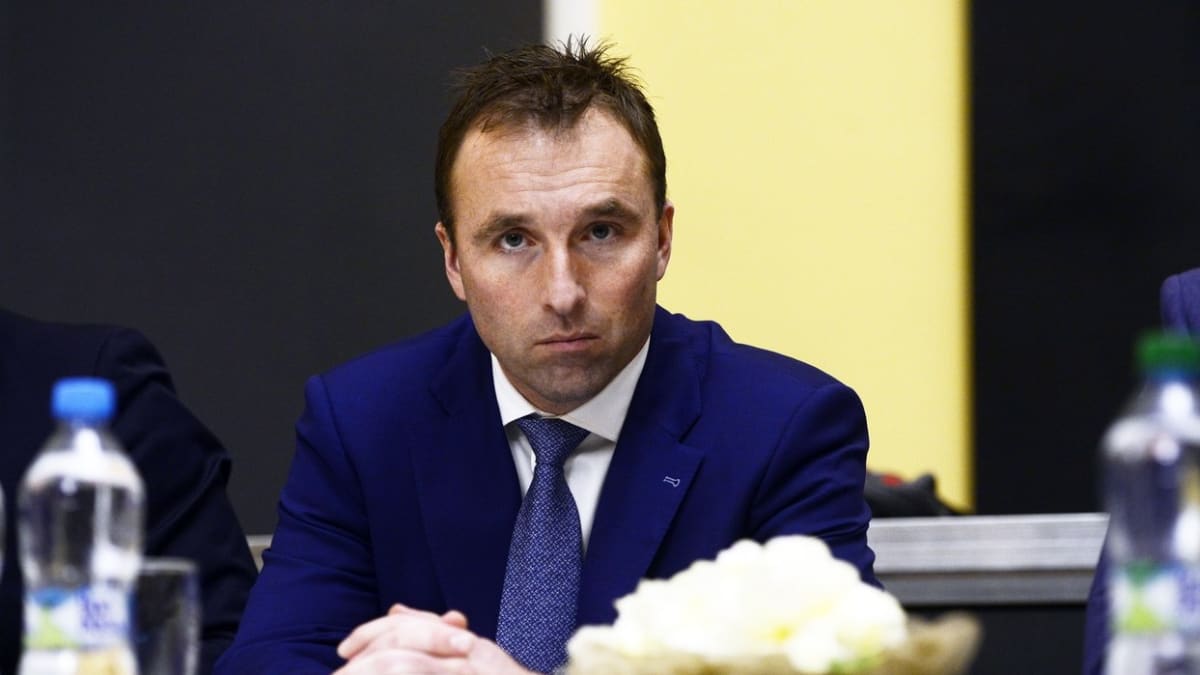 Milan Hnilička, šéf Národní sportovní agentury, se neúspěšně snažil přesvědčit ministra zdravotnictví Romana Prymulu, aby profesionální sport nezastavoval.