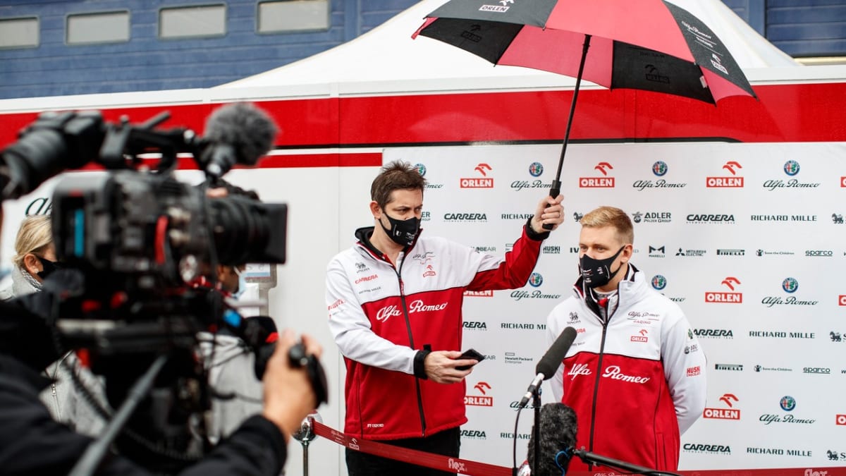 Mick Schumacher (vpravo) při rozhovoru s médii poté, co kvůli dešti nemohl vyrazit poprvé v závodním voze formule 1 na trénink.