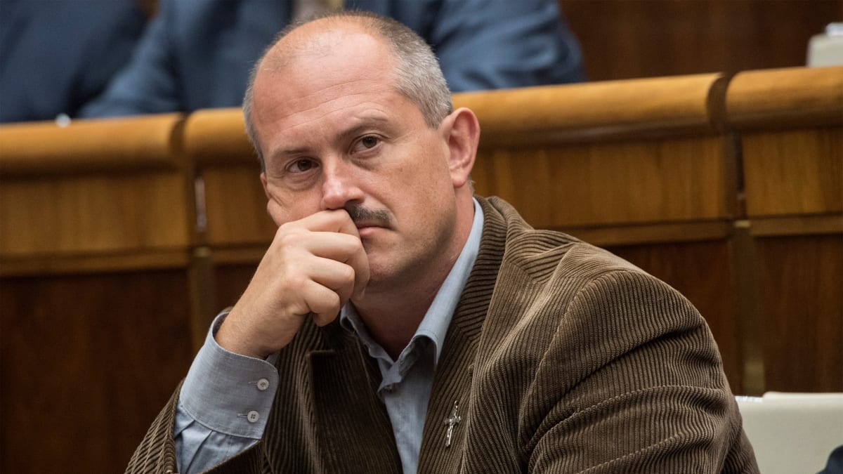 Marian Kotleba odmítá nosit roušku i ve slovenském parlamentu.