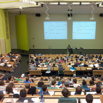 Zhruba 100 zahraničních studentů z 800, kteří přijeli na UK s programem Erasmus, má COVID-19.