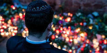 Rok po útoku na synagogu v Halle: Vzpomínku na oběti zneuctily hákové kříže