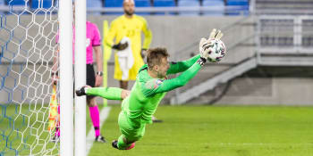 Slovenští fotbalisté porazili Irsko na penalty a jsou jednu výhru od postupu na Euro