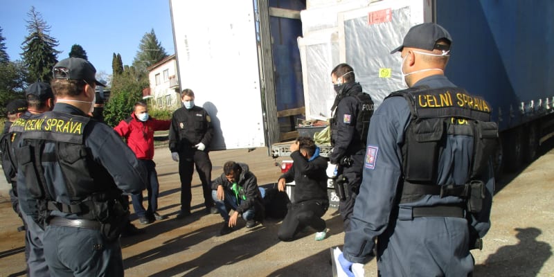 Migranti se schovávali v kamionu s nábytkem