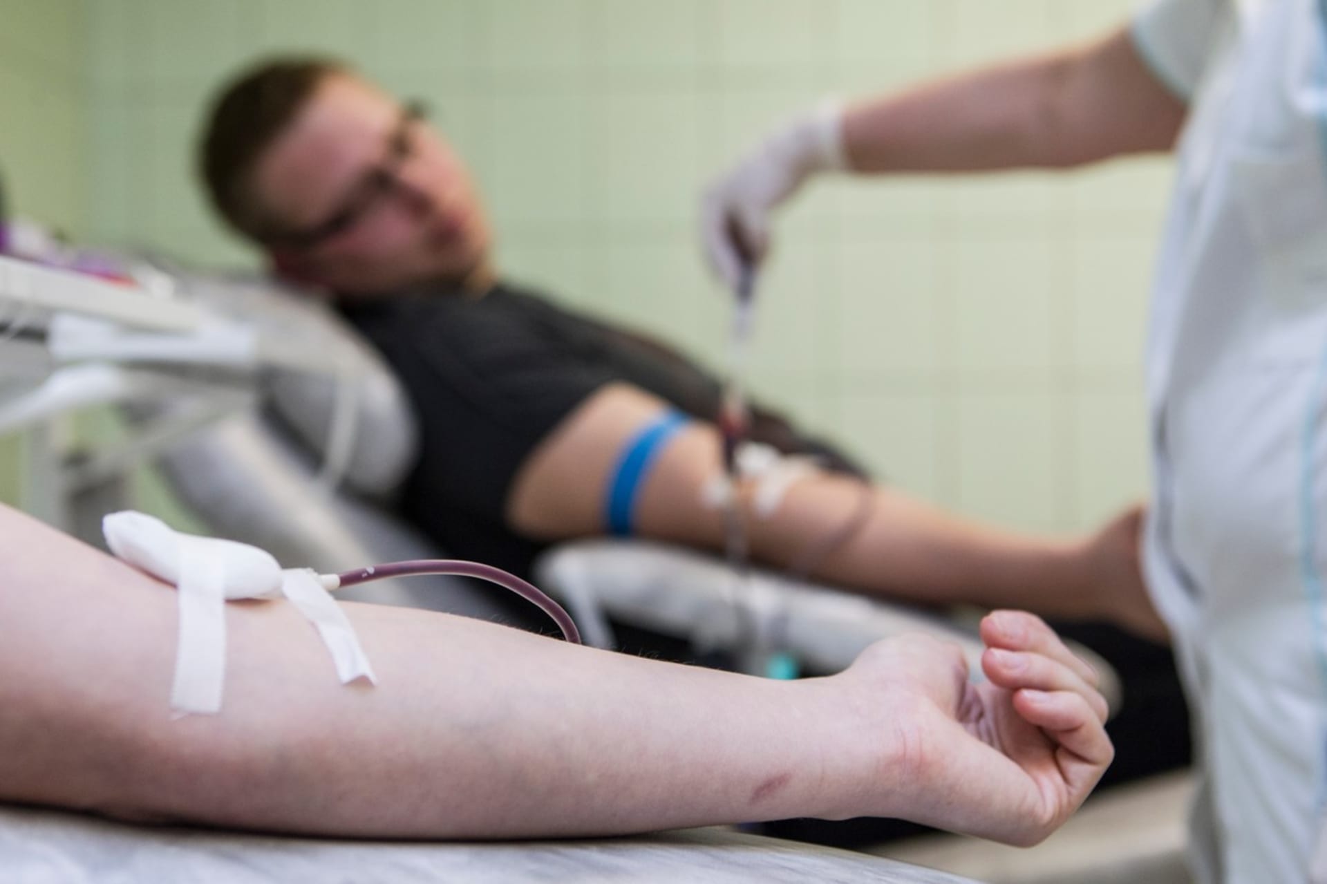 V České republice žijí tisíce lidí, kteří potřebují k životu léky vyrobené z krevní plazmy. Lékaři proto vybízejí, aby se lidé dárcovství nebáli. Kromě dobrého skutku mohou získat i finanční kompenzaci.