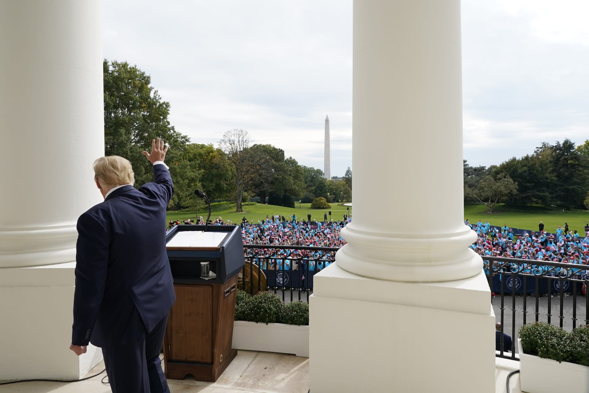 Americký prezident Donald Trump se v sobotu poprvé od návratu z nemocnice do Bílého domu ukázal na veřejnosti, ke stovkám lidí promluvil z balkonu. 