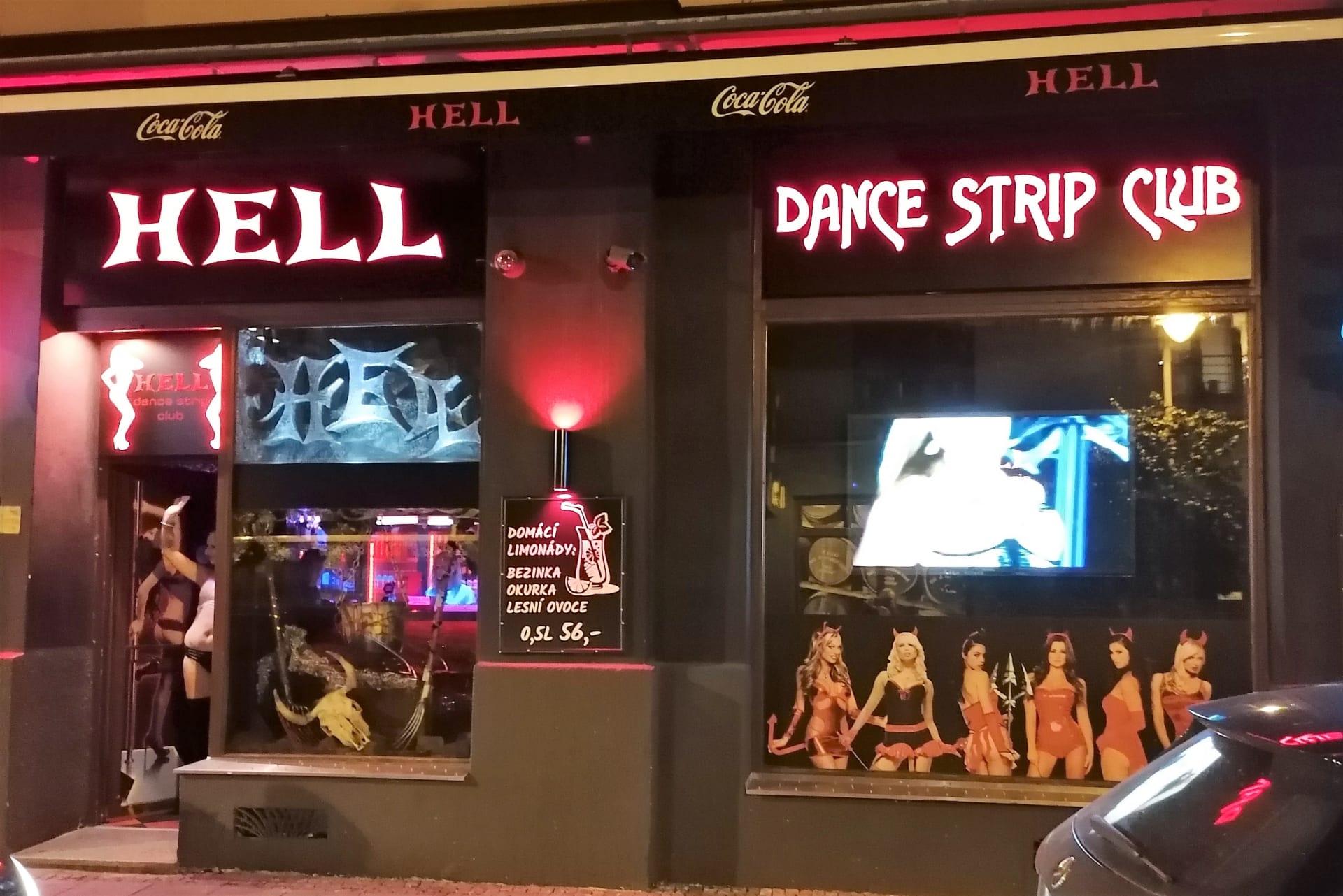 Stodolní ulice, striptýzový bar těsně před zavřením. Pátek 9. října, osm večer.  