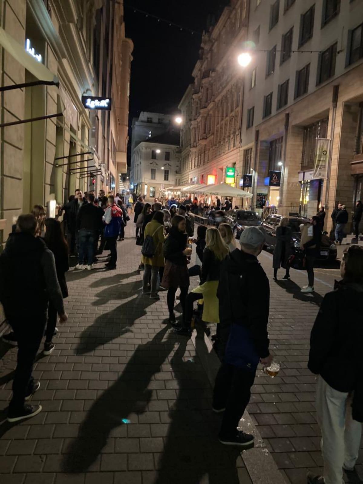 Kozí ulice v Brně po uzavření hospod a barů v pátek večer