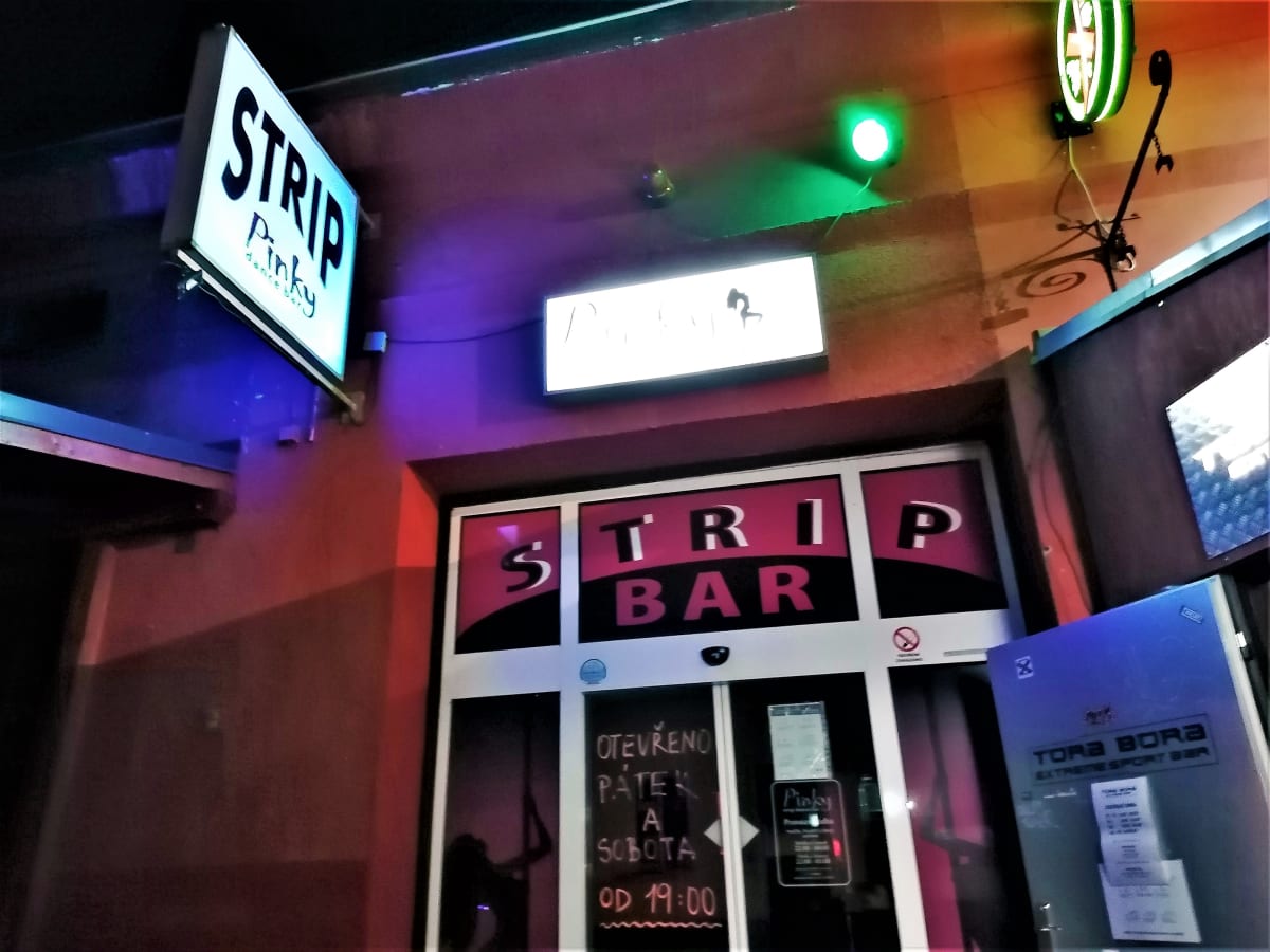 Před striptýzovým barem, který byl v pátek otevřen jen hodinu. 