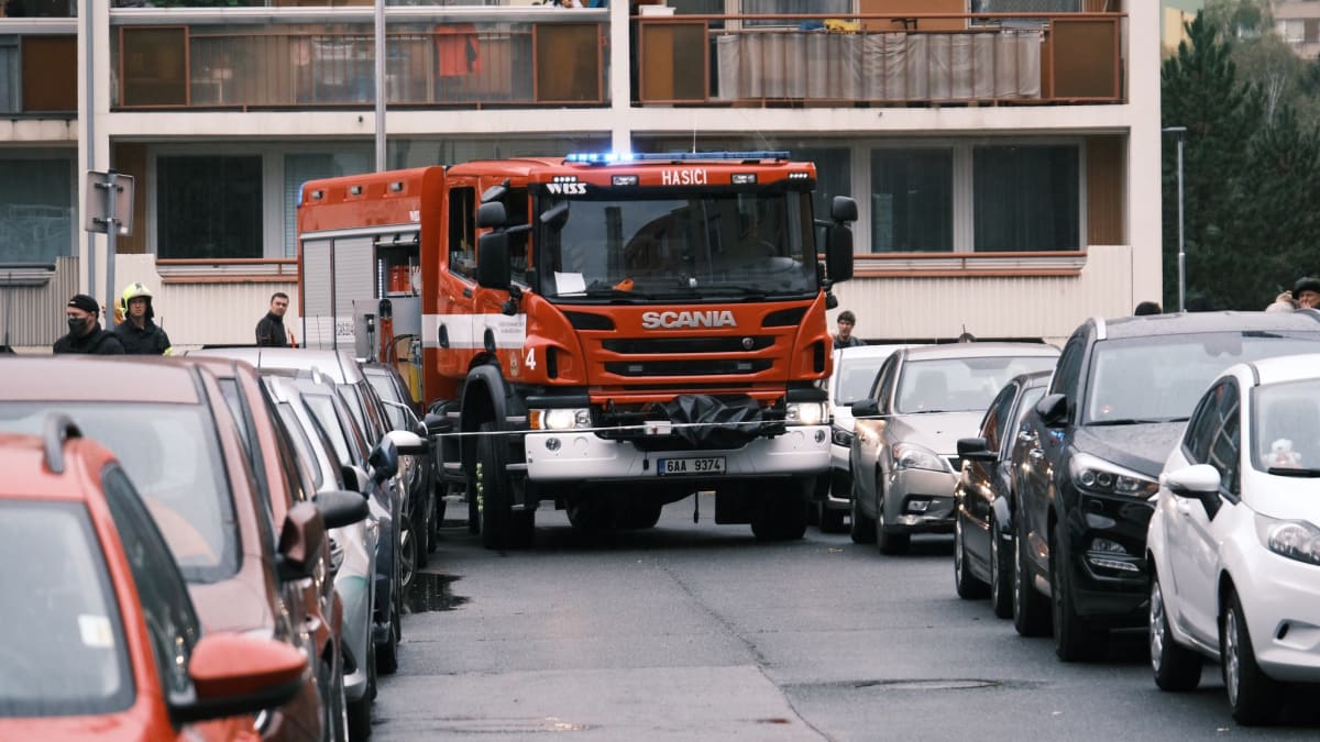 Neprůjezdná ulice v Praze při zásahu hasičů