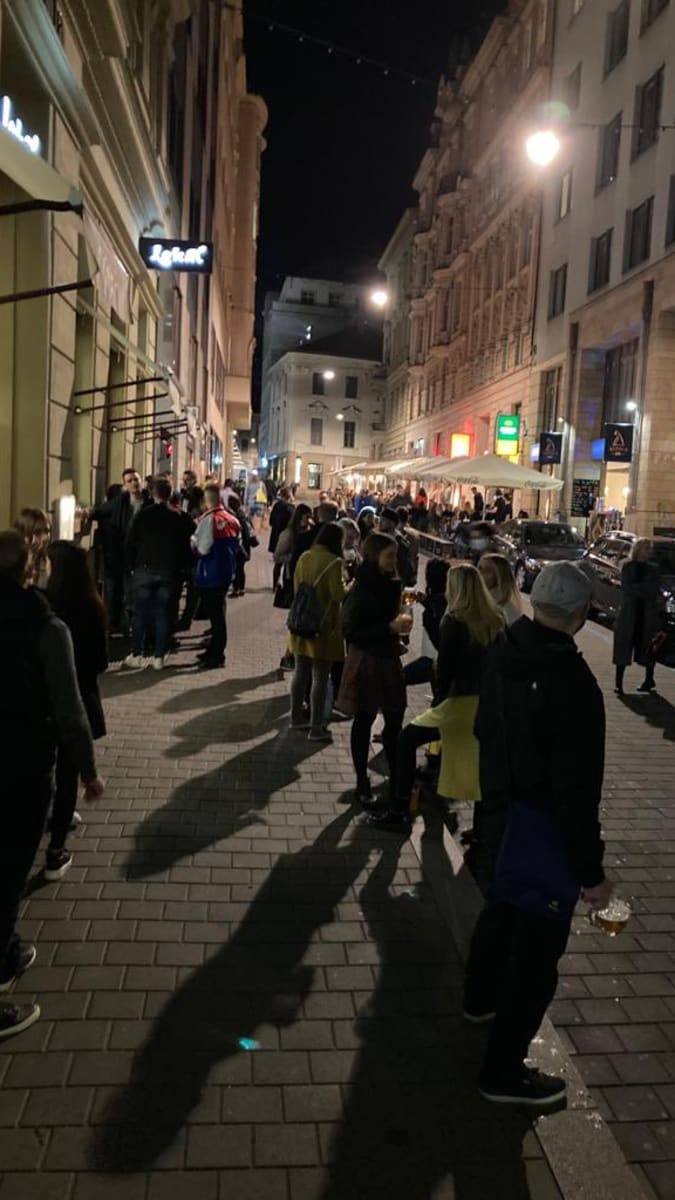 Kozí ulice v Brně po uzavření hospod a barů v pátek večer
