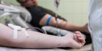 Krevní plazma zachraňuje životy. Dárců však i přes nabídku finanční kompenzace stále ubývá