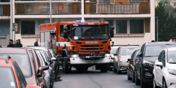 Hasiči se nemohli dostat k požáru bytového domu v Praze. Cestu blokovala parkující auta