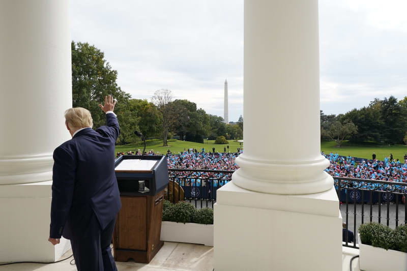 Americký prezident Donald Trump se v sobotu poprvé od návratu z nemocnice do Bílého domu ukázal na veřejnosti, ke stovkám lidí promluvil z balkonu. 