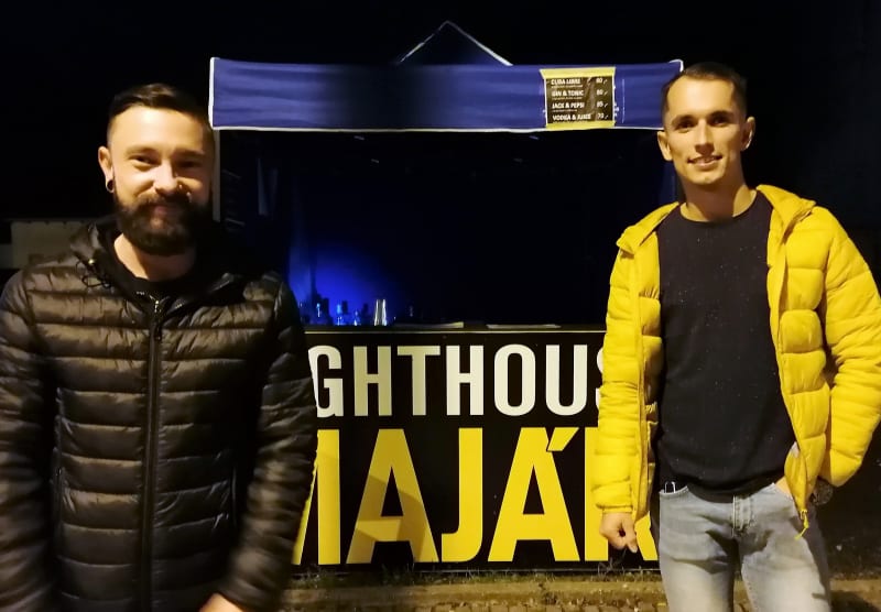Barmani Tomáš Bzonek a Kristián Bolfík z diskotéky Maják u svého improvizovaného nočního okénka. 
