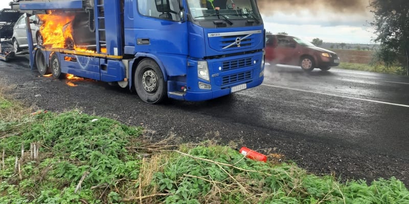 Na Kladensku shořel kamion, který převážel auta.