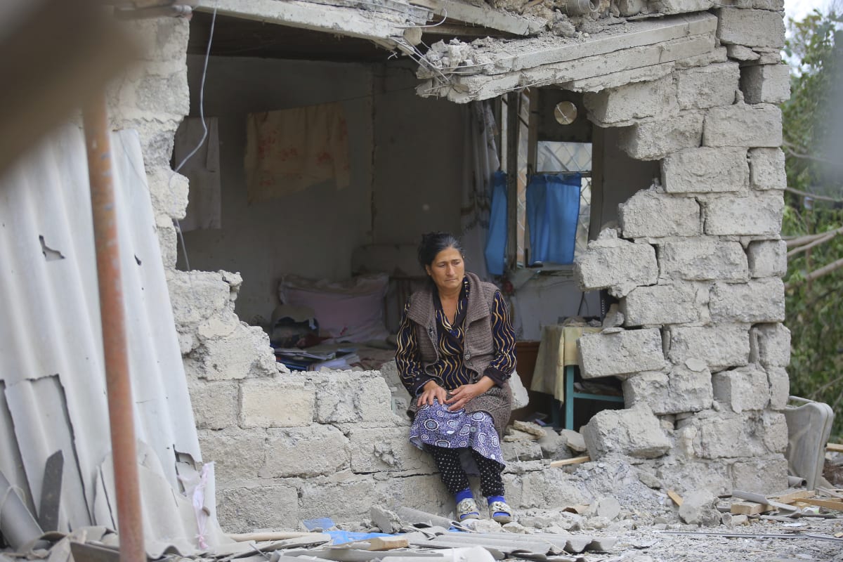 Žena sedí v troskách svého domu po ostřelování arménským dělostřelectvem.(foto: AP)