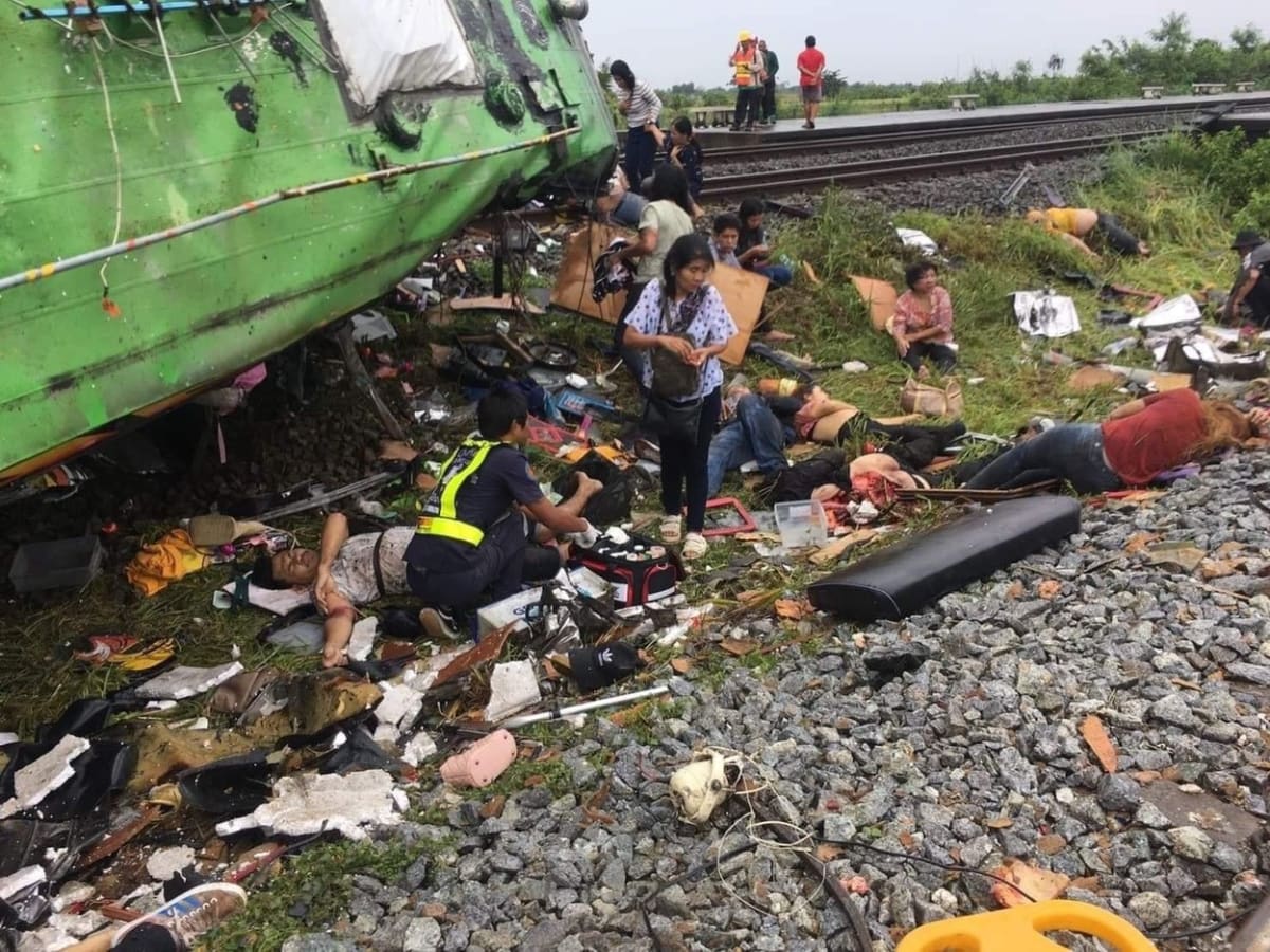Nehodu nepřežilo minimálně 18 lidí, další desítky cestujících utrpěly zranění.