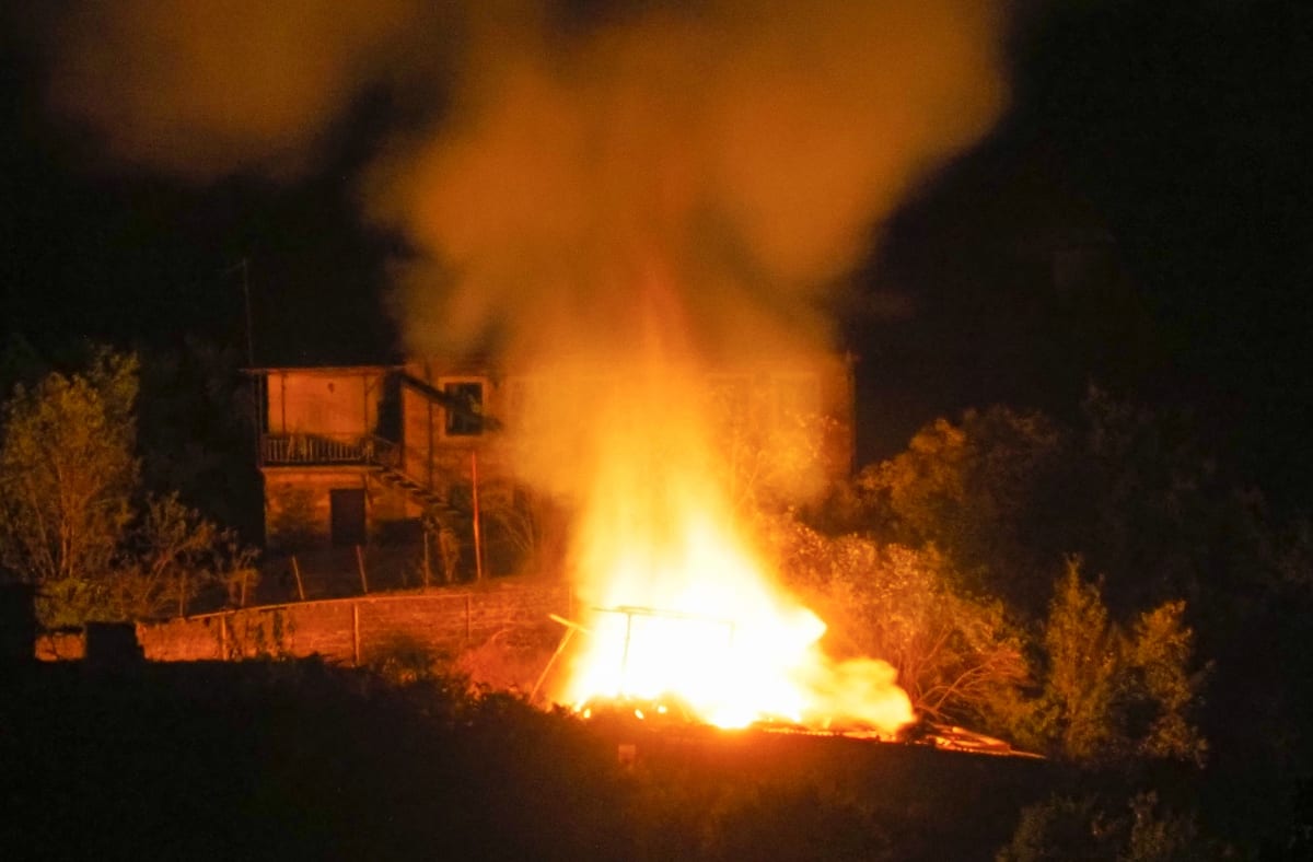 Hořící dům po ostřelování ázerbájdžánským dělostřelectvem v Stepanakertu, separatistickém regionu Náhorního Karabachu, pozdě v noci v sobotu 10. října 2020. (foto: AP)