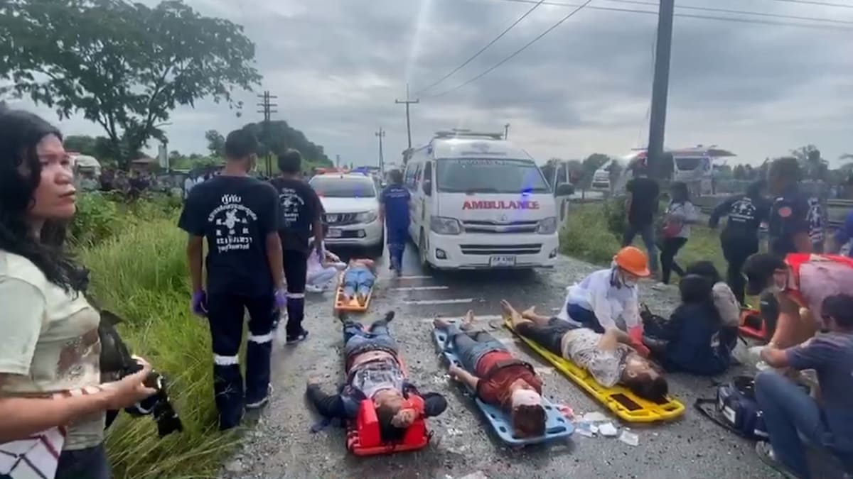 Záchranáři se snaží poskytovat co nejrychleji první pomoc na místě hromadného neštěstí na železnici v Thajsku, kde se srazil autobus s projíždějícím vlakem.