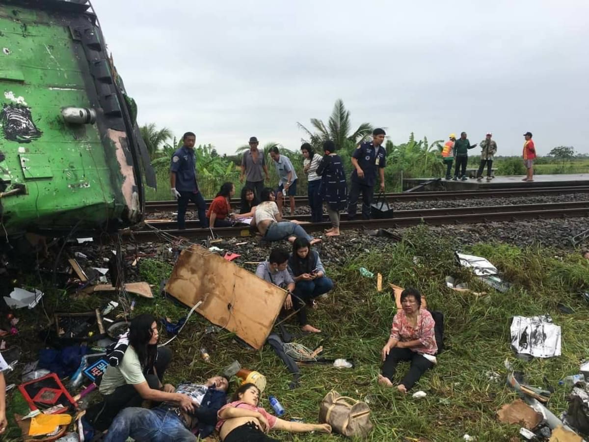 Nehoda se stala v 8:00 tamního času. Už první snímky záchranářů odhalovali rozsah neštěstí, když ukázaly pokroucené trosky autobusu, bezvládná těla podél železniční trati a po okolí roztroušené věci pasažérů.