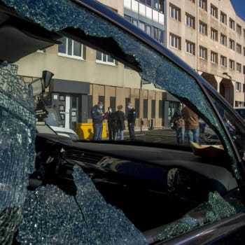 Útočníci napadli policejní stanici na předměstí Paříže