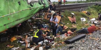 Minimálně 18 mrtvých a 40 zraněných si vyžádala srážka vlaku a autobusu v Thajsku