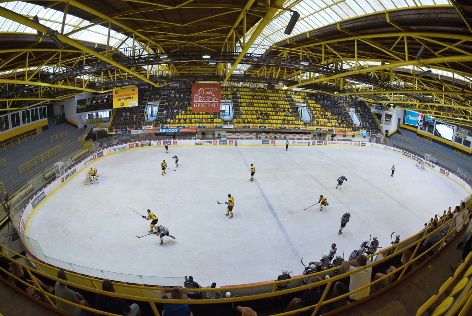 Zimní stadion Vervy Litvínov při ligovém utkání bez diváků. (Ilustrační snímek)
