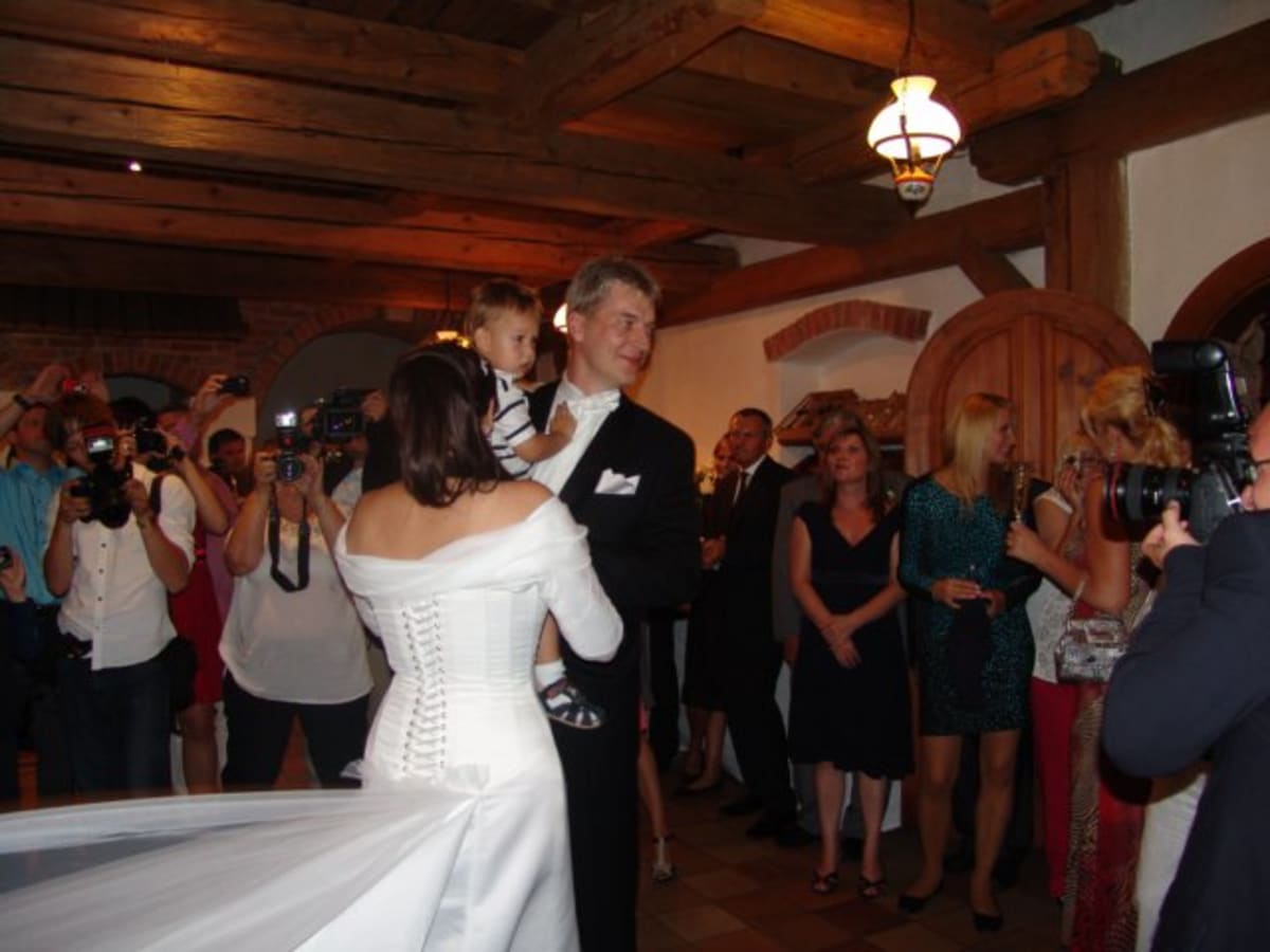 Svatební hostina Ilony Csákové. Svého syna přizvala i k novomanželskému tanci.