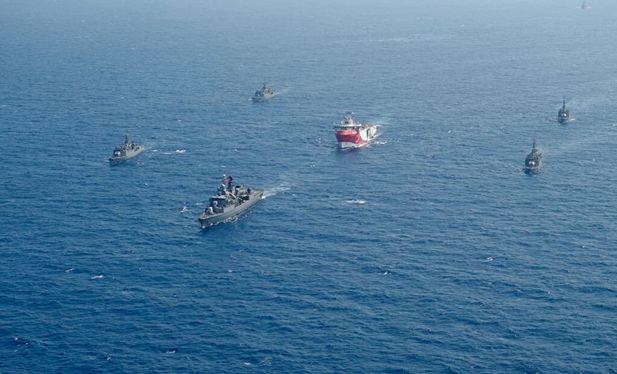 Turecká průzkumná loď Oruc Reis v doprovodu vojenských plavidel