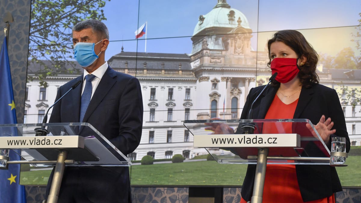 Premiér Andrej Babiš (ANO) s ministryní práce a sociálních věcí Janou Maláčovou (ČSSD). (Ilustrační snímek)