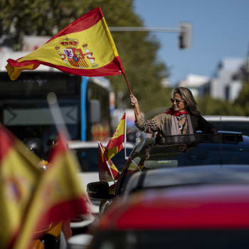 tovky aut, z nichž lidé mávali španělskými vlajkami, dnes způsobily dopravní komplikace v centru Madridu. 