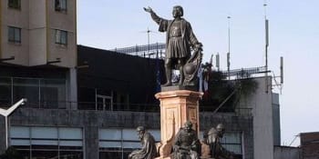 V Mexico City preventivně odstranili sochu Kolumba. Možná už ji opět nevztyčí