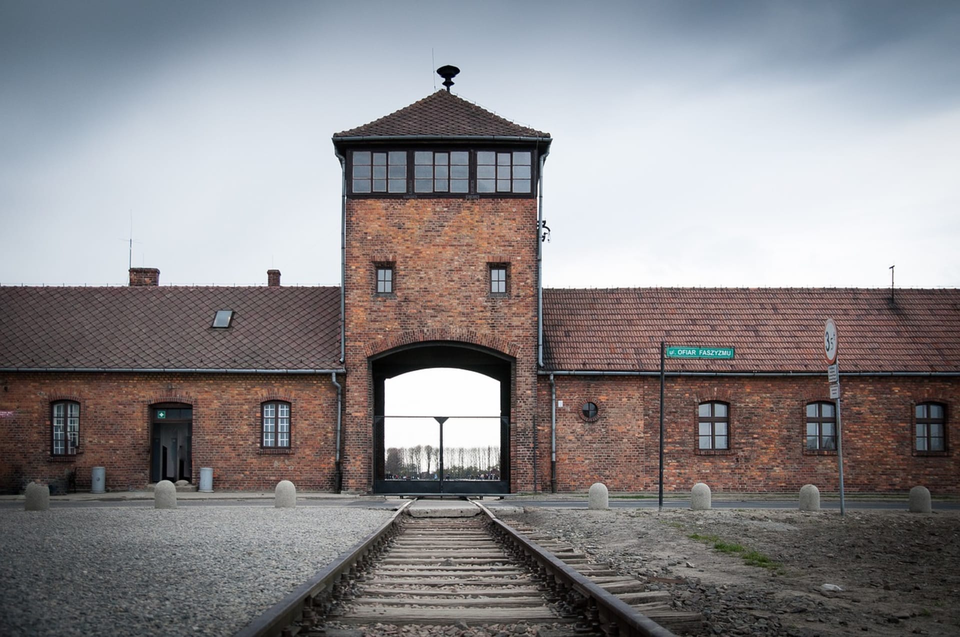Hlavní brána nacistického vyhlazovacího tábora Auschwitz-Birkenau