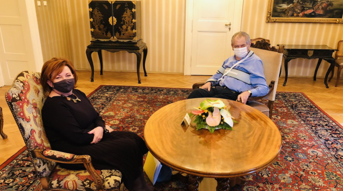 Ministryně financí Alena Schillerová a prezident Miloš Zeman při jednání v Lánech.