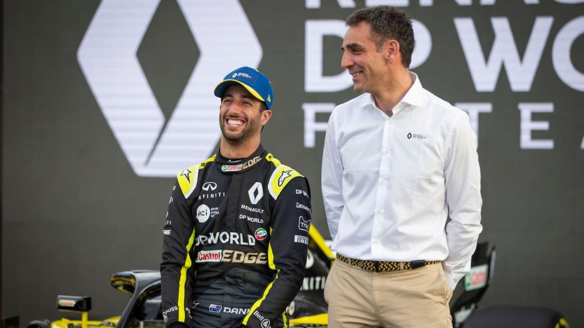 Závodník formule 1 Daniel Ricciardo vyhrál sázku se svým šéfem z Renaultu Cyrilem Abiteboulem. Týmový principál bude muset navštívit tetovací salón.