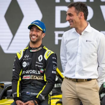Závodník formule 1 Daniel Ricciardo vyhrál sázku se svým šéfem z Renaultu Cyrilem Abiteboulem. Týmový principál bude muset navštívit tetovací salón.