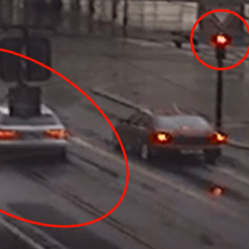 Řidič bezohledně ujížděl policii v centru Prahy.