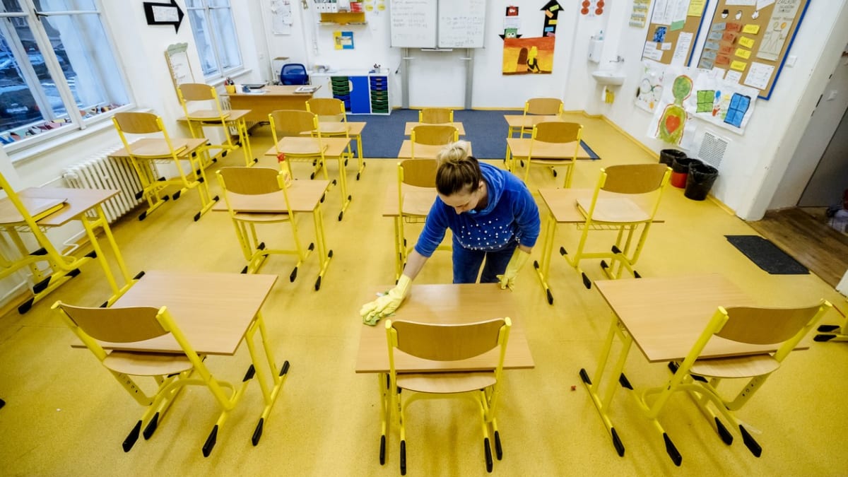 Součástí opatření v Česku jsou zavřené školy (ilustrační foto)