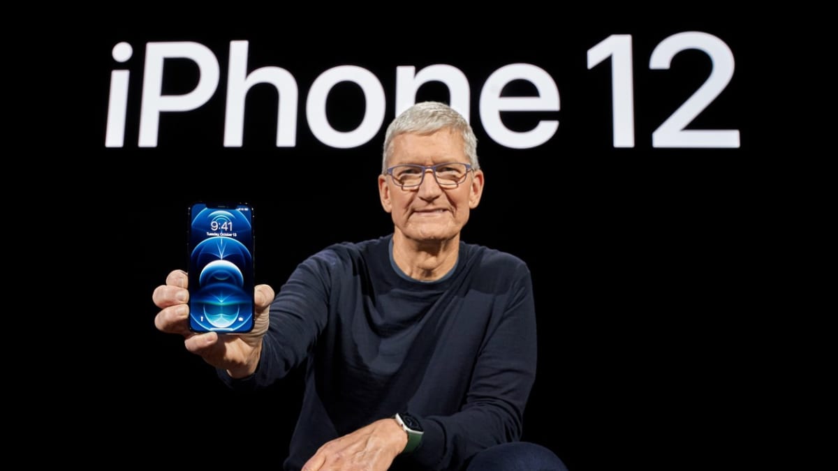 Tim Cook, generální ředitel společnosti Apple, představuje nový iPhone 12 ve městě Cupertino v Kalifornii. 