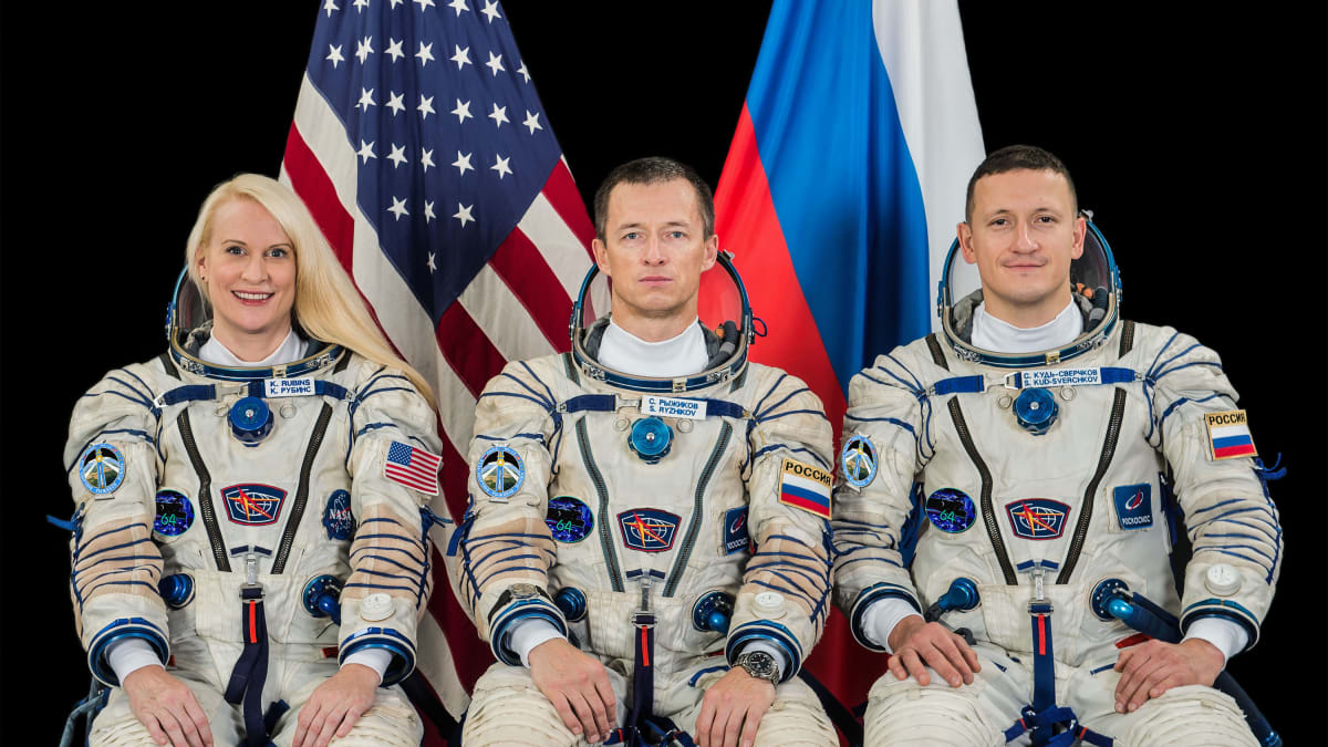 Americká astronautka Kathleen Rubinsová a ruští kosmonauti Sergej Ryžikov a Sergej Kuď-Svěrčkov